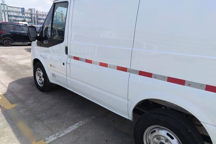 Used JMC Fushun 2023 2.0T Automatic Short-Wheelbase Low-Roof Commercial Van 2/3 Seats with Dual-Opening Tailgate Interior 8