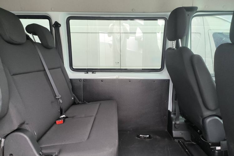 Used JMC Fushun 2023 2.0T Manual Short-Wheelbase Mid-Height Commercial Multi-Purpose 5-Seater Passenger Vehicle Interior 8