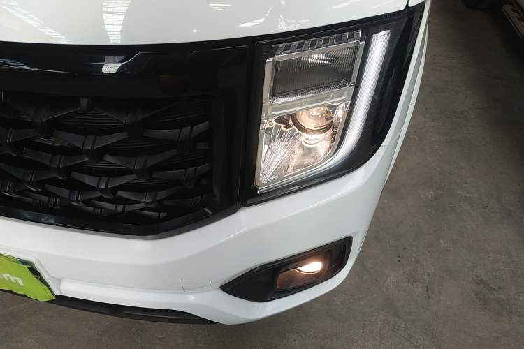 Used JMC Fushun 2023 2.0T Automatic Short-Wheelbase Mid-Top Commercial Multi-Purpose 6-Seater Passenger Vehicle Left Front Headlight