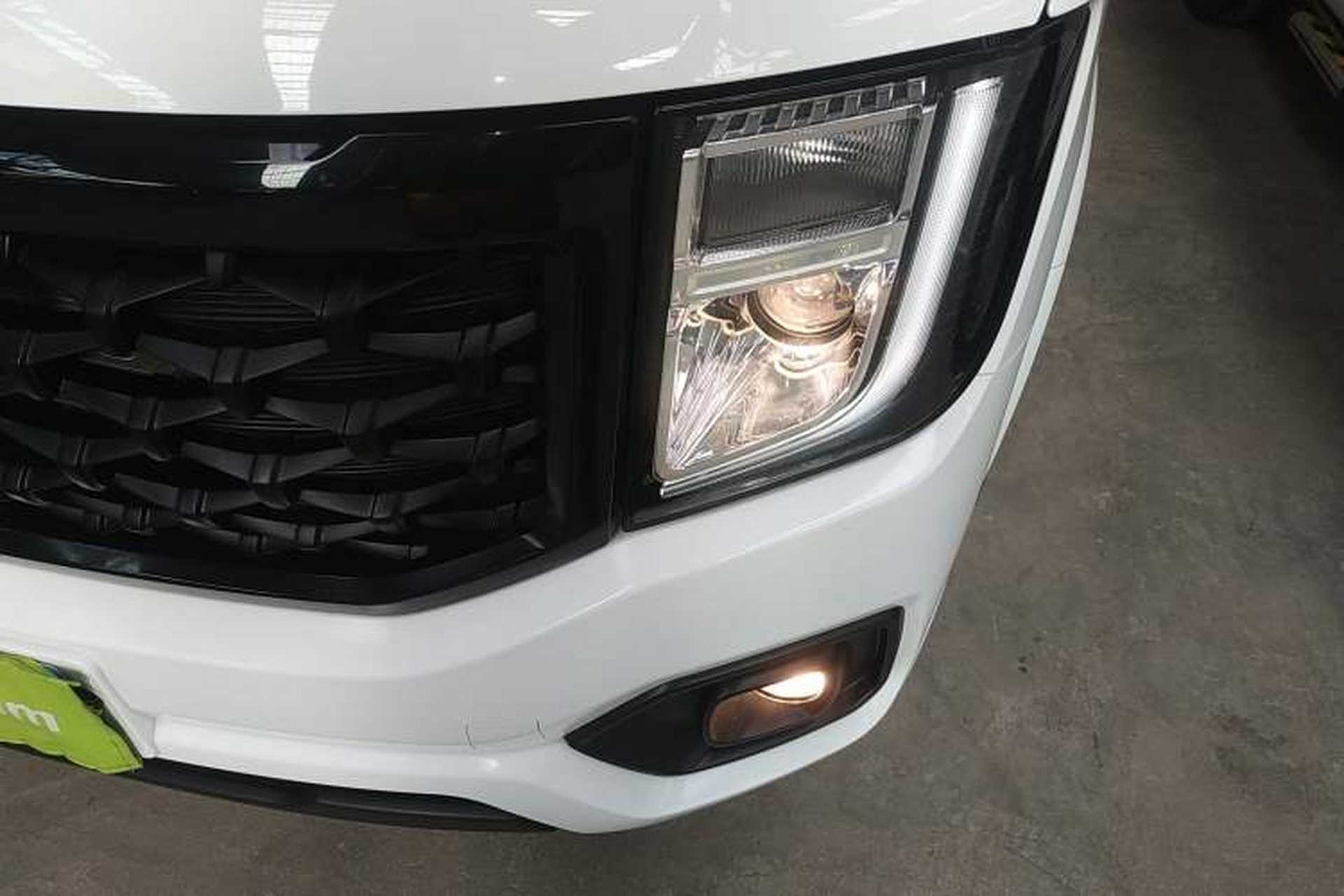 Used JMC Fushun 2023 2.0T Automatic Short-Wheelbase Mid-Top Commercial Multi-Purpose 6-Seater Passenger Vehicle Left Front Headlight