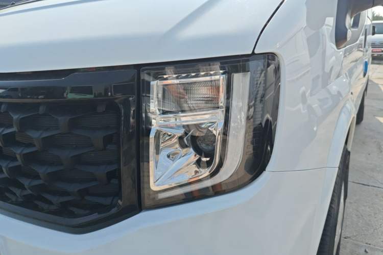 Used JMC Fushun 2023 2.0T Manual Mid-Drive Mid-Roof Commercial Multi-Purpose 7-Seater Passenger Vehicle Left Front Headlight