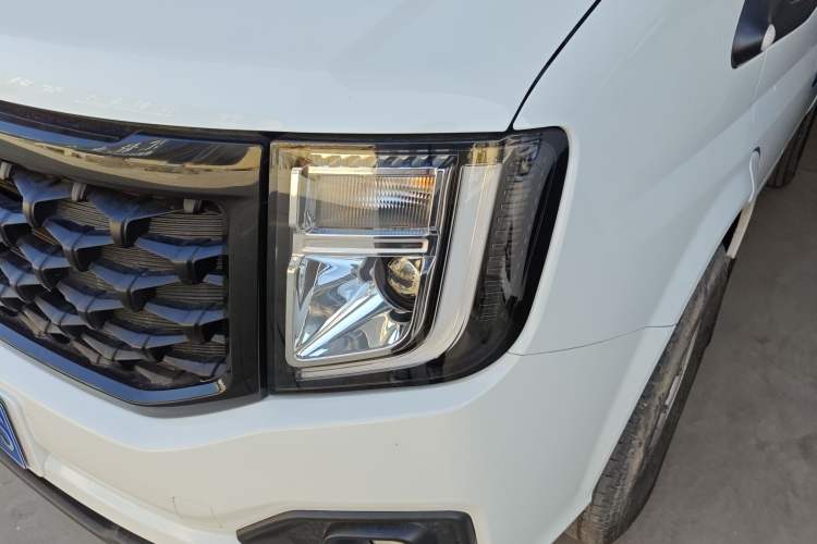 Used JMC Fushun 2023 2.0T Automatic Short-Wheelbase Mid-Top Commercial Multi-Purpose 6-Seater Passenger Vehicle Left Front Headlight