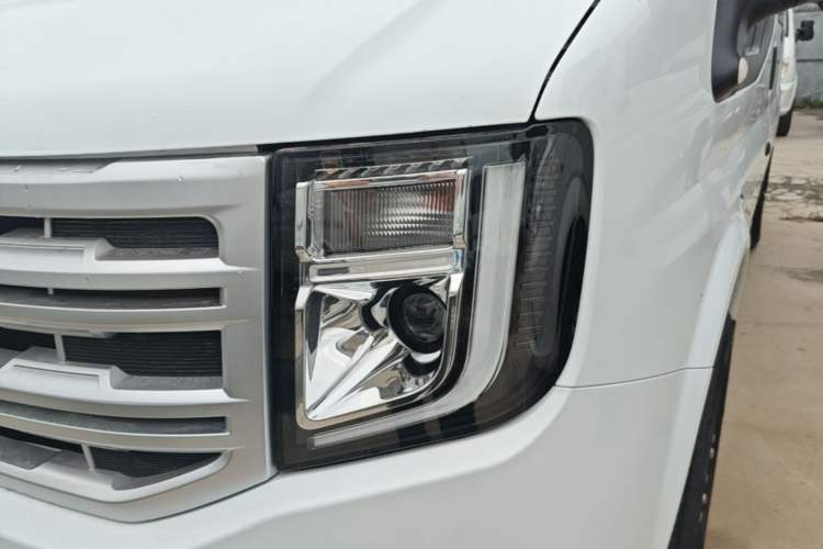 Used JMC Fushun 2023 2.0T Manual Mid-axle Mid-roof Business-Class 9-Seater (Non-Commercial) Left Front Headlight