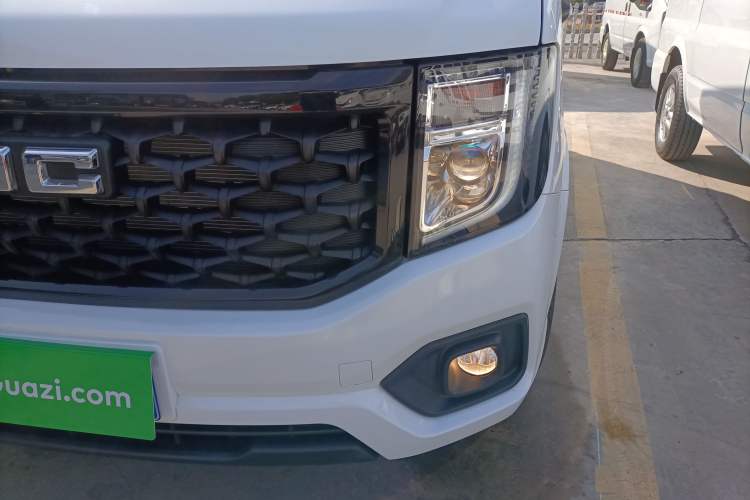 Used JMC Fushun 2023 2.0T Manual Short-Wheelbase Low-Roof Commercial Van 2/3 Seats with Lift-Up Tailgate Left Front Headlight