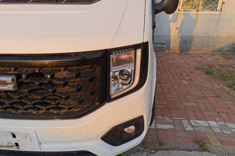 Used JMC Fushun 2023 2.0T Manual Mid-Drive Mid-Roof Commercial Van Transporter 2/3 Seats Left Front Headlight