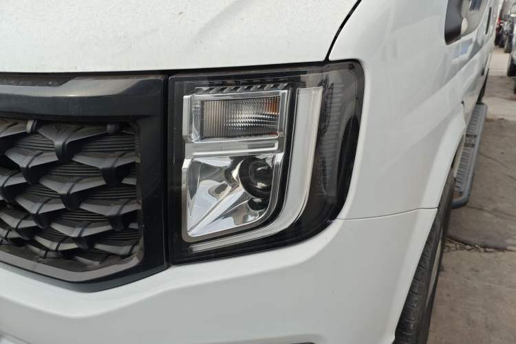 Used JMC Fushun 2023 2.0T Automatic Mid-Range High-Roof Commercial Multi-Purpose 7-Seater Passenger Vehicle Left Front Headlight