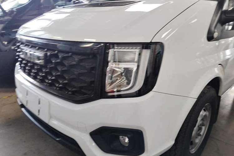 Used JMC Fushun 2023 2.0T Manual Short Wheelbase Low-Roof Commercial Multi-Purpose Passenger Vehicle 6 Seats with Lift-Up Tailgate Left Front Headlight