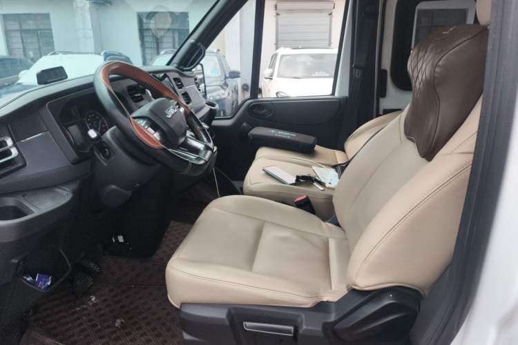 Used JMC Fushun 2023 2.0T Automatic Short-Wheelbase Low-Roof Commercial & Multi-Purpose Passenger Vehicle 6 Seats with Lift-Up Tailgate Left Front Seat