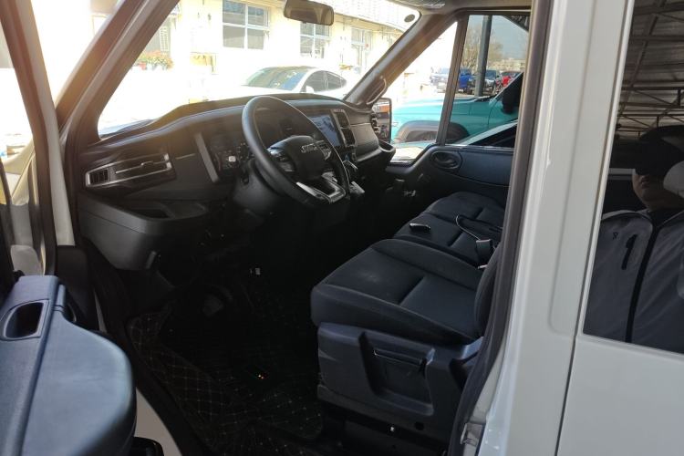 Used JMC Fushun 2023 2.0T Automatic Short-Wheelbase Mid-Top Commercial Multi-Purpose 6-Seater Passenger Vehicle Left Front Seat