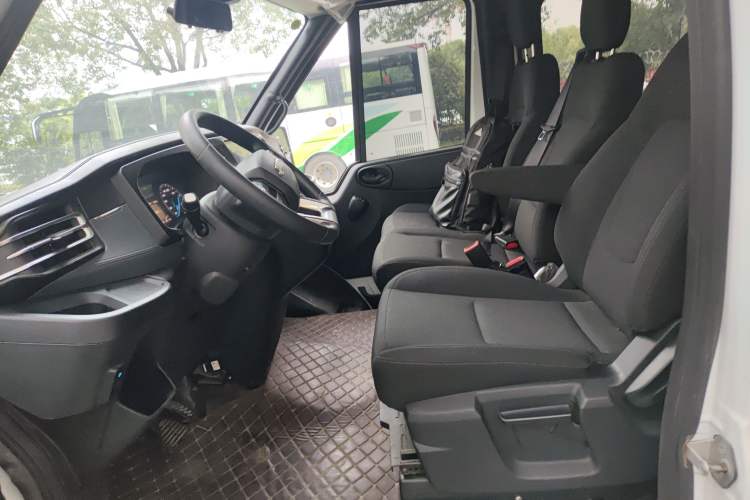 Used JMC Fushun 2023 2.0T Automatic Mid-Range High-Roof Commercial Multi-Purpose 7-Seater Passenger Vehicle Left Front Seat
