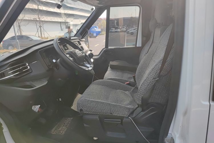 Used JMC Fushun 2023 2.0T Manual Short-Wheelbase Low-Roof Commercial Multi-Purpose Passenger Vehicle 6 Seats with Dual-Opening Tailgate Left Front Seat