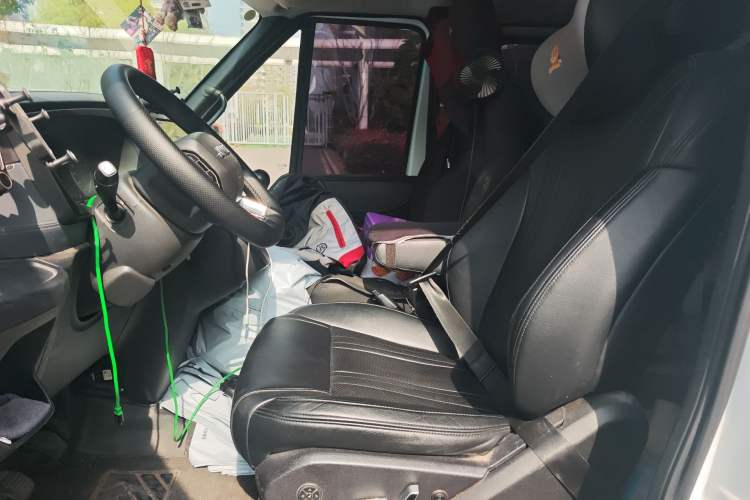 Used JMC Fushun 2023 2.0T Manual Short-Wheelbase Low-Roof Commercial Multi-Purpose Passenger Vehicle 6 Seats with Dual-Opening Tailgate Left Front Seat