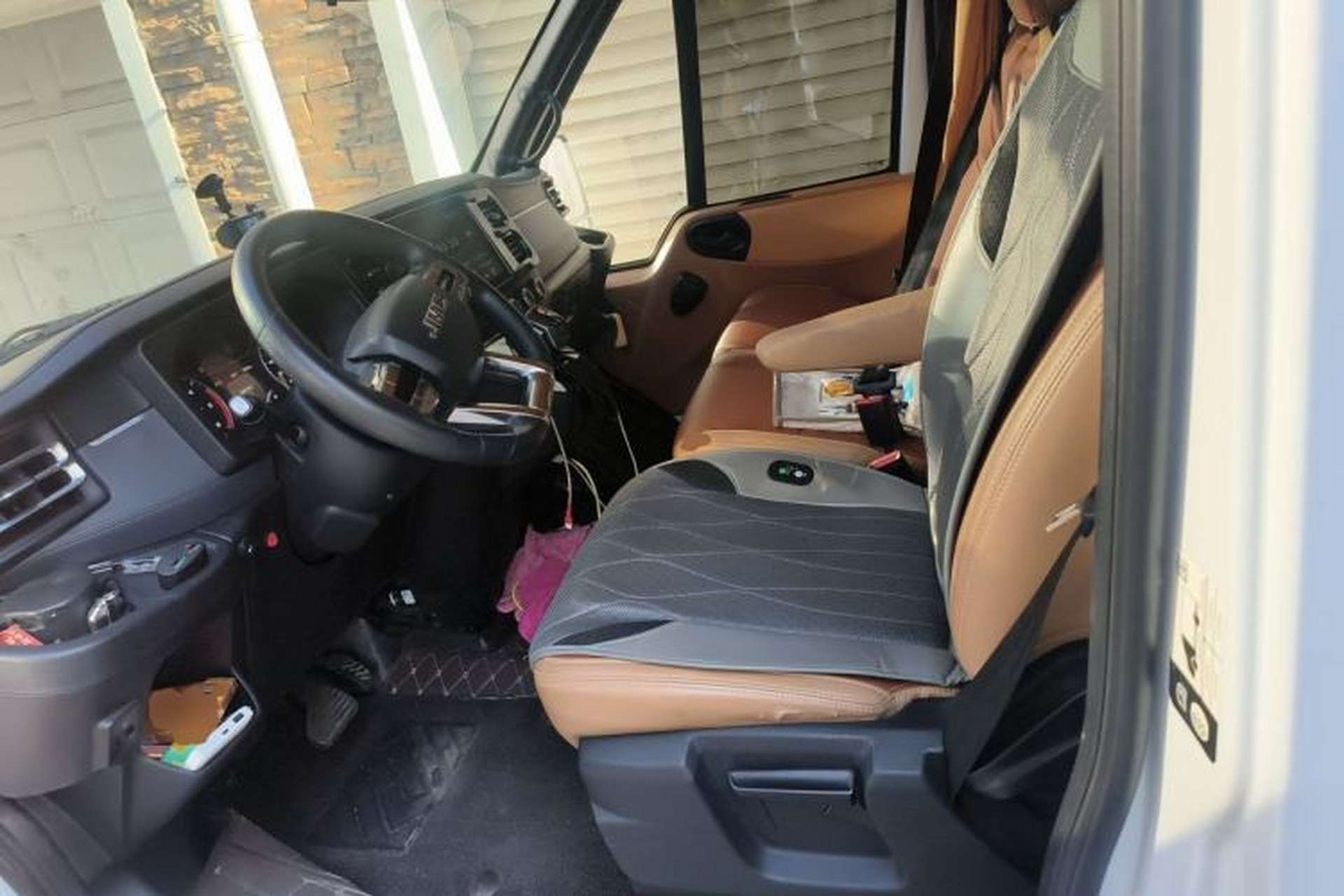 Used JMC Fushun 2023 2.0T Automatic Short-Wheelbase Low-Roof Commercial & Multi-Purpose Passenger Vehicle 6 Seats with Lift-Up Tailgate Left Front Seat