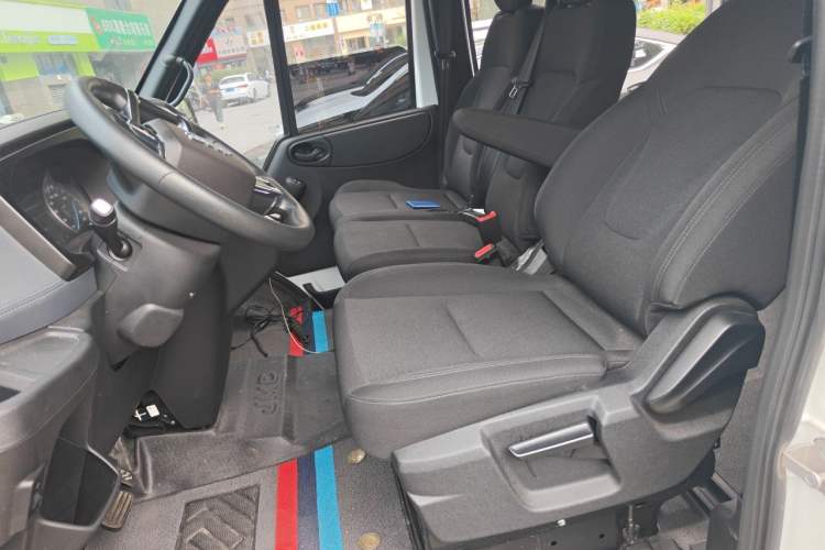 Used JMC Fushun 2023 2.0T Automatic Short-Wheelbase Mid-to-High Roof Commercial & Multi-Purpose Passenger Vehicle 6 Seats Left Front Seat