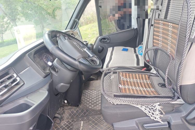 Used JMC Fushun 2023 2.0T Manual Diesel Long-Wheelbase High-Roof Business Van with Dual Rear Tires 6–9 Seats Left Front Seat