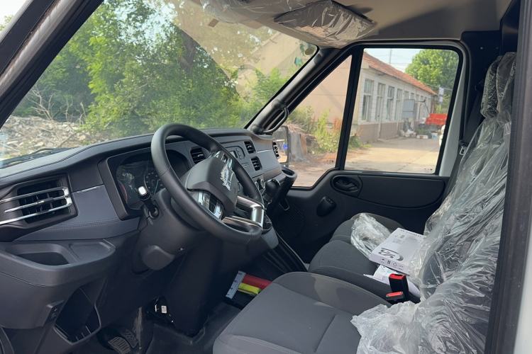 Used JMC Fushun 2023 2.0T Manual Short-Wheelbase Low-Roof Commercial Van 2/3 Seats with Lift-Up Tailgate Left Front Seat