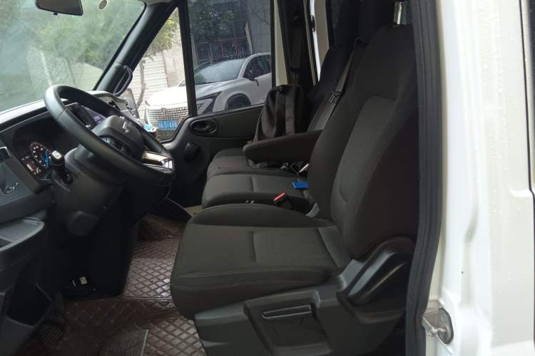 Used JMC Fushun 2023 2.0T Automatic Short-Wheelbase Low-Roof Commercial Van 2/3 Seats with Dual-Opening Tailgate Left Front Seat