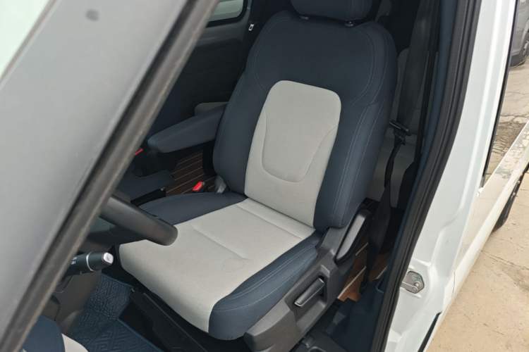 Used JMC Fushun 2023 2.0T Manual Mid-axle Mid-roof Business-Class 9-Seater (Non-Commercial) Left Front Seat