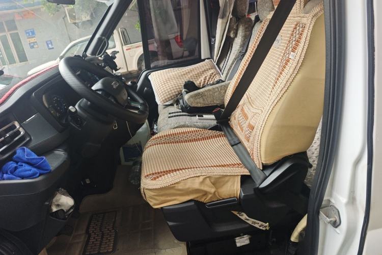 Used JMC Fushun 2023 2.0T Manual Diesel Long-Wheelbase High-Roof Business Van with Dual Rear Tires 6–9 Seats Left Front Seat