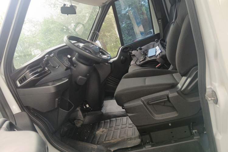 Used JMC Fushun 2023 2.0T Automatic Short-Wheelbase Low-Roof Commercial & Multi-Purpose Passenger Vehicle 6-Seater with Dual-Opening Tailgate Left Front Seat