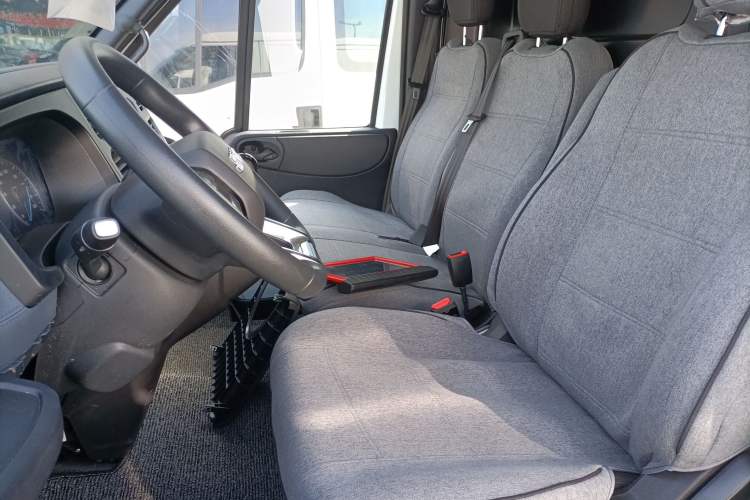 Used JMC Fushun 2023 2.0T Manual Short-Wheelbase Low-Roof Commercial Van 2/3 Seats with Lift-Up Tailgate Left Front Seat