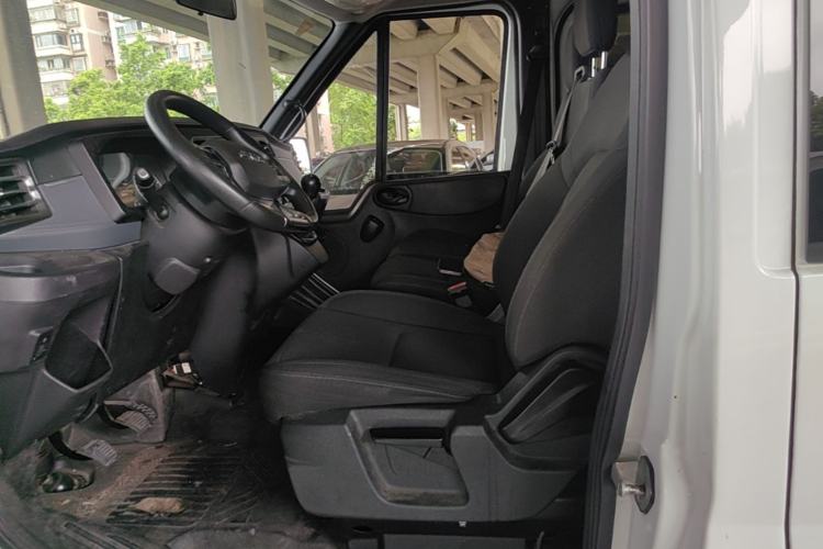 Used JMC Fushun 2023 2.0T Manual Short-Wheelbase Low-Roof Commercial Multi-Purpose Passenger Vehicle 6 Seats with Dual-Opening Tailgate Left Front Seat