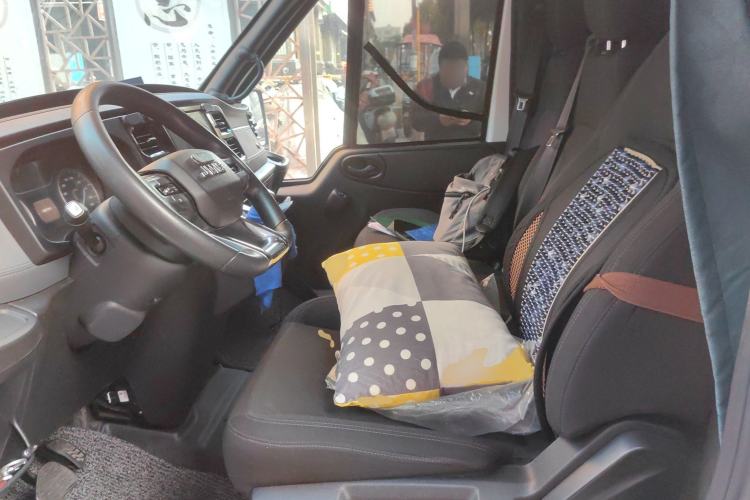 Used JMC Fushun 2023 2.0T Automatic Mid-Range Mid-Roof Commercial Multi-Purpose 7-Seater Passenger Vehicle Left Front Seat