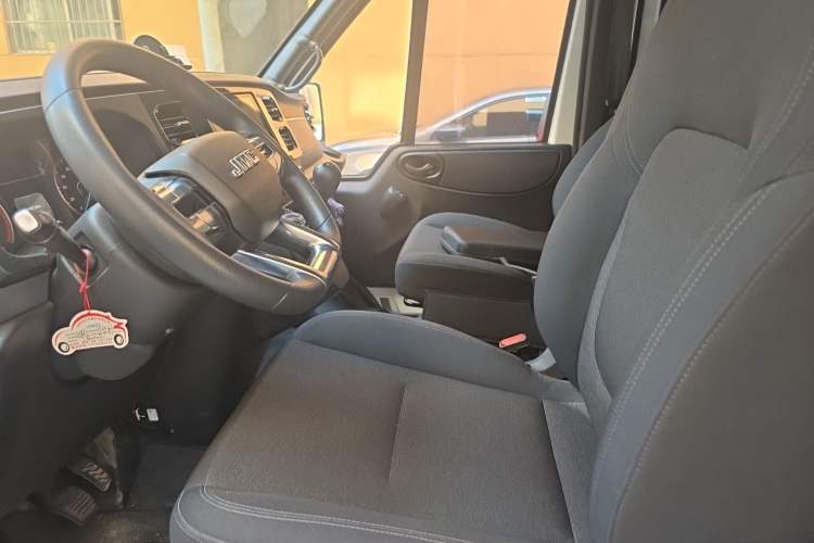 Used JMC Fushun 2023 2.0T Automatic Mid-Range Mid-Roof Commercial Multi-Purpose 6-Seater Passenger Vehicle Left Front Seat