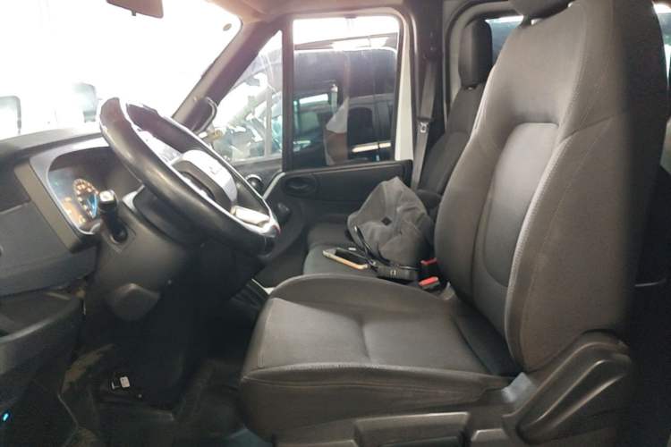 Used JMC Fushun 2023 2.0T Manual Short Wheelbase Low-Roof Commercial Multi-Purpose Passenger Vehicle 6 Seats with Lift-Up Tailgate Left Front Seat