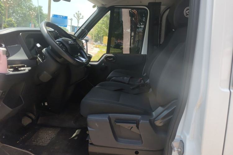 Used JMC Fushun 2023 2.0T Automatic Short-Wheelbase Low-Roof Commercial Van 2/3 Seats with Lift-Up Tailgate Left Front Seat