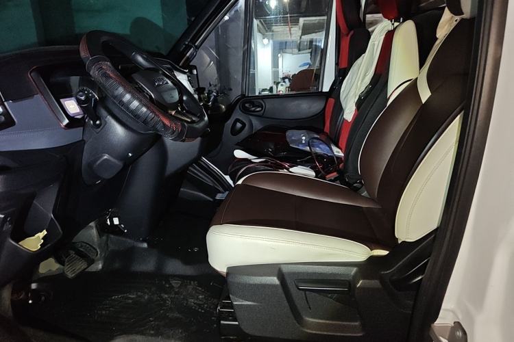 Used JMC Fushun 2023 2.0T Automatic Short-Wheelbase Low-Roof Commercial & Multi-Purpose Passenger Vehicle 6-Seater with Dual-Opening Tailgate Left Front Seat