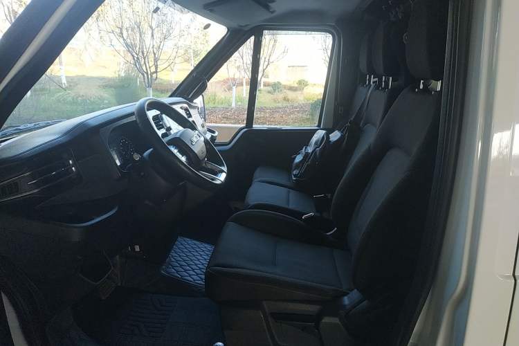 Used JMC Fushun 2023 2.0T Automatic Mid-Drive High-Roof Commercial Van Transport Vehicle with 2/3 Seats Left Front Seat