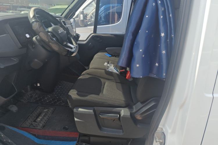Used JMC Fushun 2023 2.0T Automatic Long-Wheelbase Mid-to-High Roof Commercial Van-Type Transport Vehicle – 2/3 Seats Left Front Seat