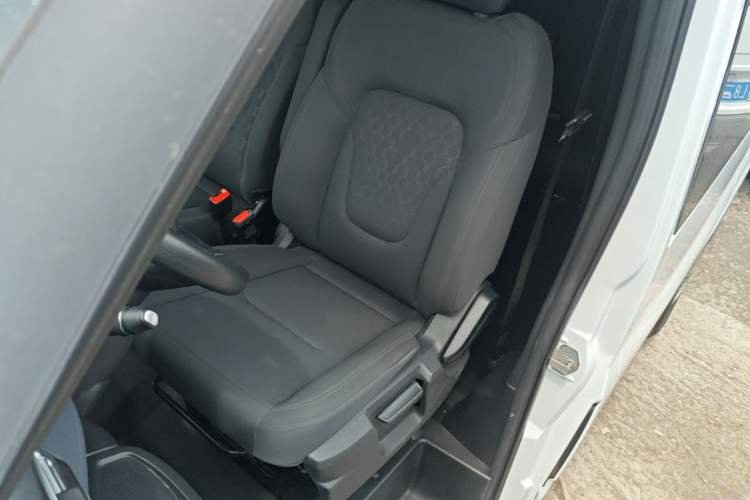 Used JMC Fushun 2023 2.0T Automatic Short-Wheelbase Low-Roof Commercial & Multi-Purpose Passenger Vehicle 6-Seater with Dual-Opening Tailgate Left Front Seat