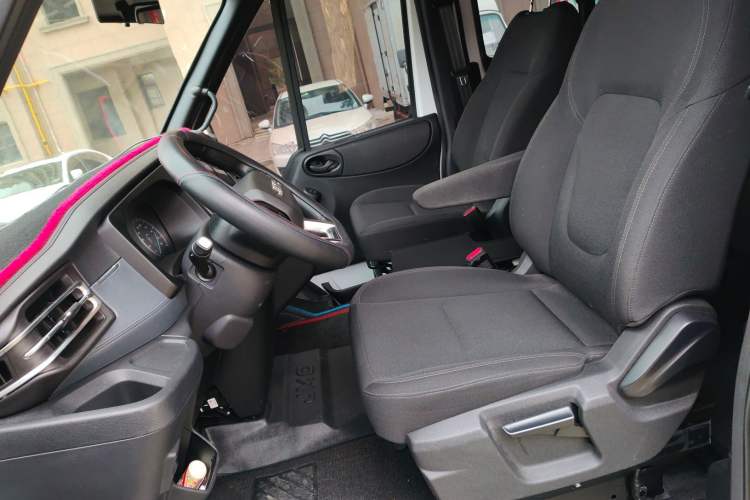 Used JMC Fushun 2023 2.0T Automatic Mid-Range Mid-Roof Commercial Multi-Purpose 6-Seater Passenger Vehicle Left Front Seat