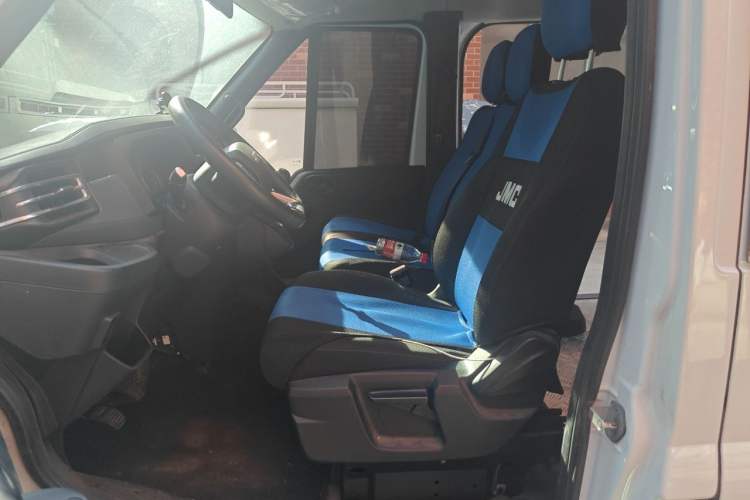 Used JMC Fushun 2023 2.0T Manual Short-Wheelbase Low-Roof Commercial Van 2/3 Seats with Dual-Swing Tailgate Left Front Seat