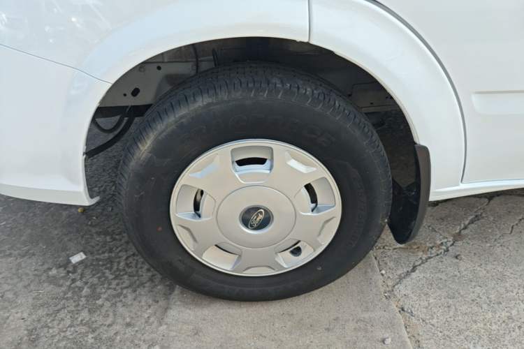 Used JMC Fushun 2023 2.0T Manual Mid-Drive Mid-Roof Commercial Multi-Purpose 7-Seater Passenger Vehicle Left Front Wheel Hub