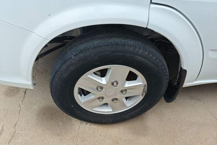 Used JMC Fushun 2023 2.0T Manual Mid-axle Mid-roof Business-Class 9-Seater (Non-Commercial) Left Front Wheel Hub