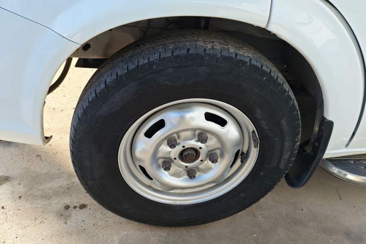 Used JMC Fushun 2023 2.0T Automatic Short-Wheelbase Mid-Top Commercial Multi-Purpose 6-Seater Passenger Vehicle Left Front Wheel Hub