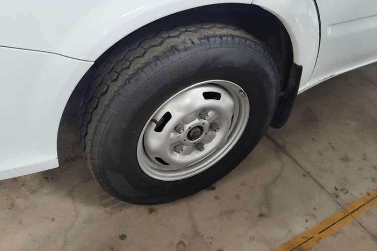 Used JMC Fushun 2023 2.0T Manual Short Wheelbase Low-Roof Commercial Multi-Purpose Passenger Vehicle 6 Seats with Lift-Up Tailgate Left Front Wheel Hub
