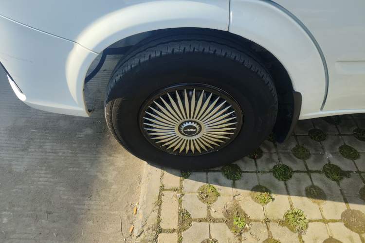 Used JMC Fushun 2023 2.0T Automatic Mid-Range High-Roof Commercial Multi-Purpose 7-Seater Passenger Vehicle Left Front Wheel Hub