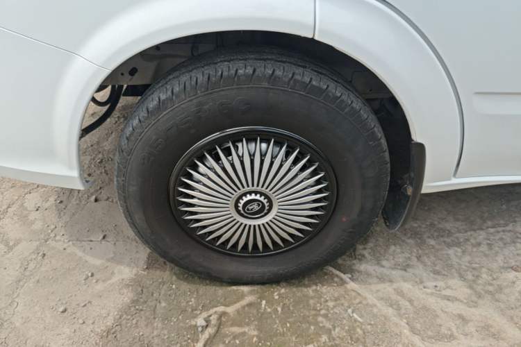 Used JMC Fushun 2023 2.0T Automatic Short-Wheelbase Low-Roof Commercial & Multi-Purpose Passenger Vehicle 6-Seater with Dual-Opening Tailgate Left Front Wheel Hub