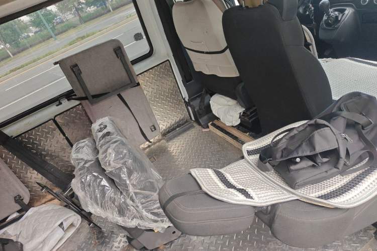 Used JMC Fushun 2023 2.0T Manual Diesel Long-Wheelbase High-Roof Business Van with Dual Rear Tires 6–9 Seats Left Rear Seat