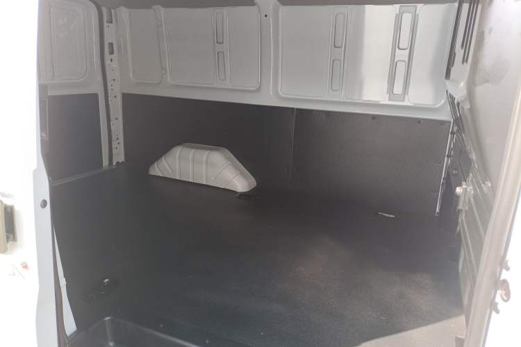 Used JMC Fushun 2023 2.0T Manual Short-Wheelbase Low-Roof Commercial Van 2/3 Seats with Lift-Up Tailgate Left Rear Seat
