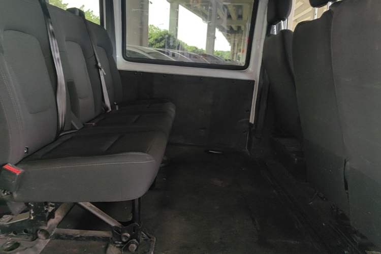 Used JMC Fushun 2023 2.0T Manual Short-Wheelbase Low-Roof Commercial Multi-Purpose Passenger Vehicle 6 Seats with Dual-Opening Tailgate Left Rear Seat
