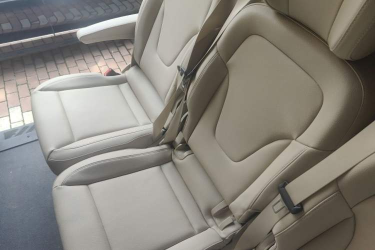 Used JMC Fushun 2023 2.0T Automatic Mid-Range High-Roof Commercial Multi-Purpose Passenger Vehicle with 6 Seats Left Rear Seat