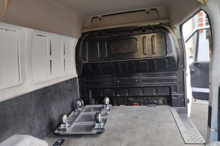 Used JMC Fushun 2023 2.0T Manual Short-Wheelbase Mid-Roof Commercial Van Transporter 2/3 Seats Left Rear Seat