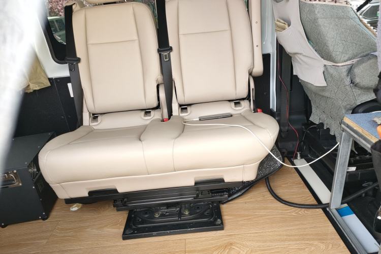 Used JMC Fushun 2023 2.0T Automatic Mid-Range High-Roof Commercial Multi-Purpose Passenger Vehicle with 6 Seats Left Rear Seat