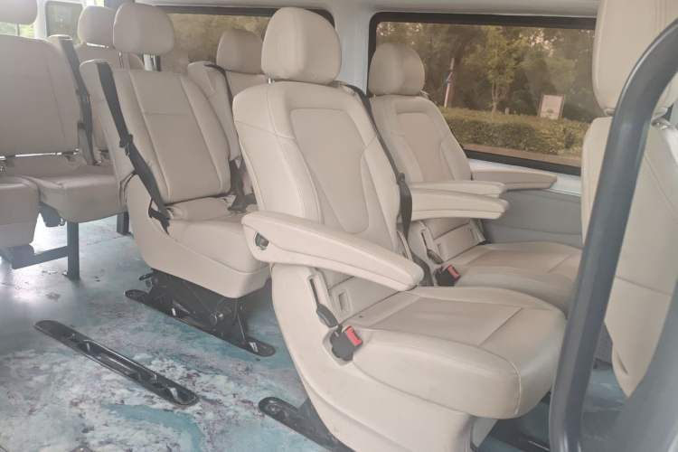Used JMC Fushun 2023 2.0T Automatic Mid-Roof Business Class 9 (Non-Commercial) Left Rear Seat