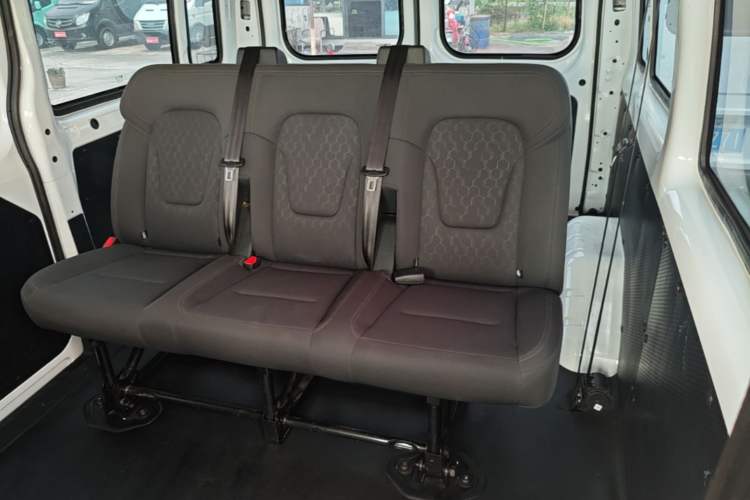 Used JMC Fushun 2023 2.0T Automatic Short-Wheelbase Low-Roof Commercial & Multi-Purpose Passenger Vehicle 6-Seater with Dual-Opening Tailgate Left Rear Seat